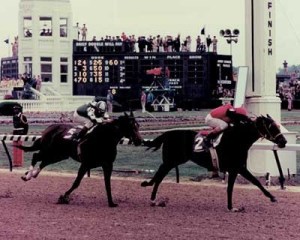 Bold Forbes (USA) con Junior Cordero derrotando a Honest Pleasure (USA) Foto Cortesía de Bloodhorse.com