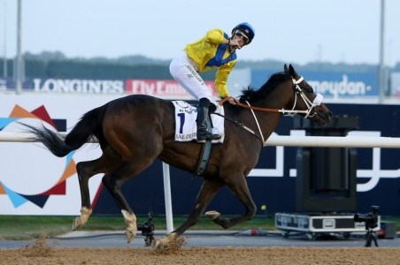 Mubtaahij (IRE) ganando el UAE Derby Foto Cortesia de Pawan Singh / The National